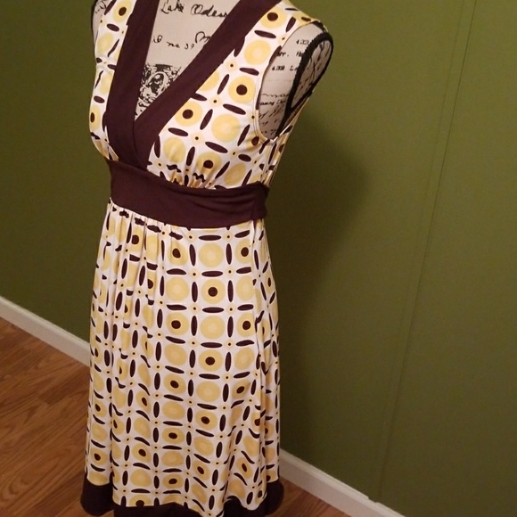 Plunging neck dress - Picture 4 of 7